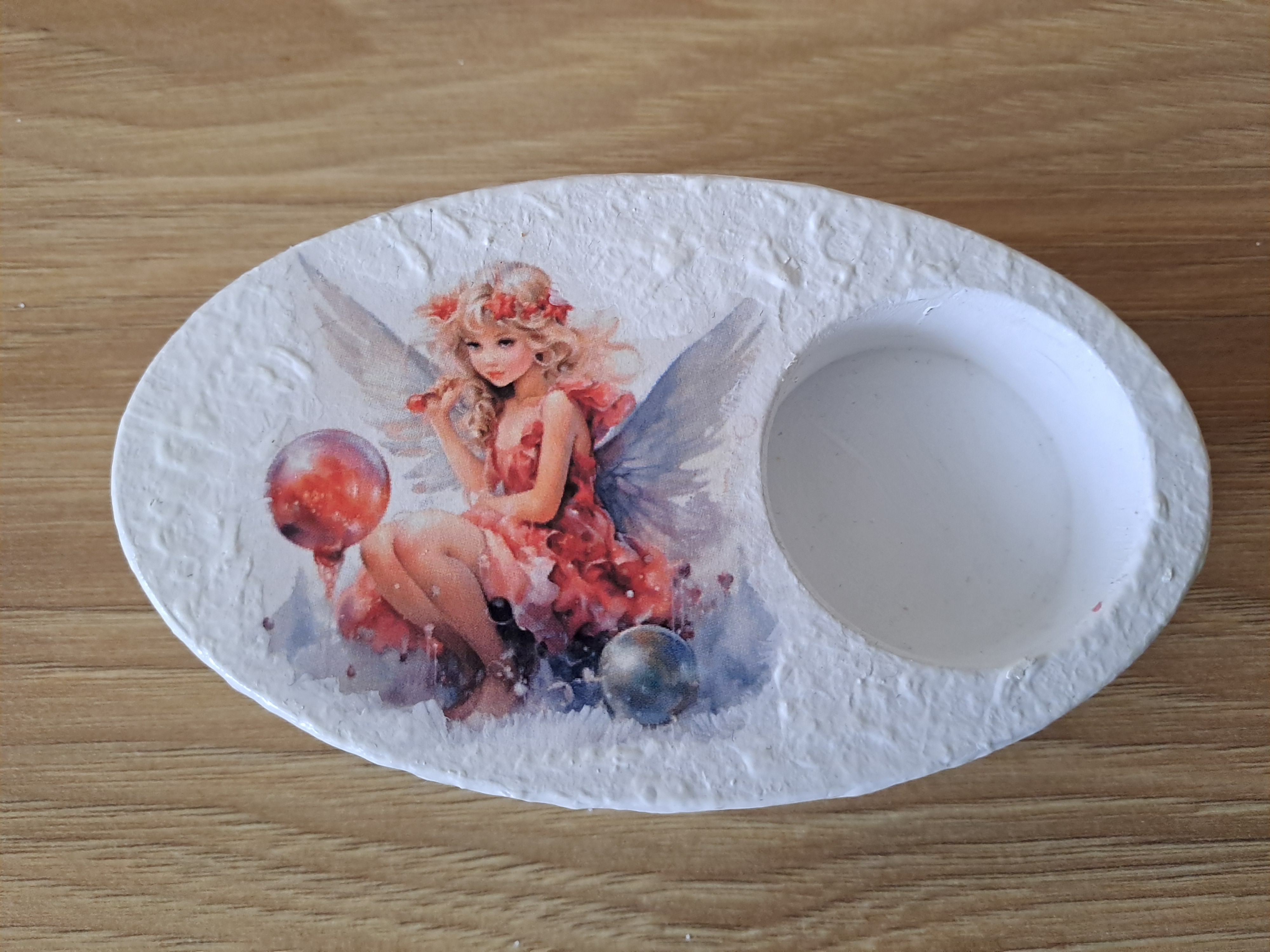 Svícen  na čajovou svíčku - motiv andílka s červeným balonkem