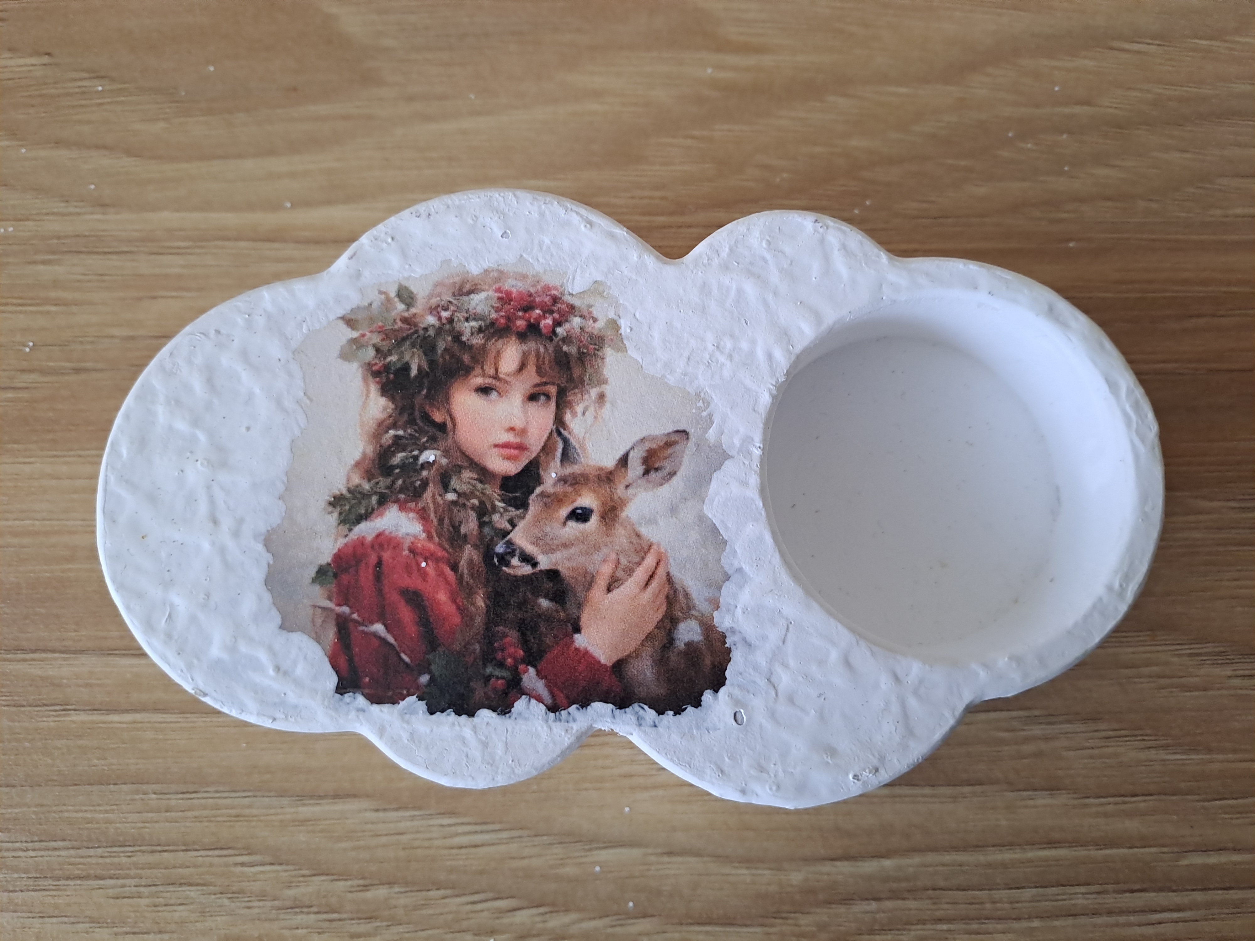 Svícen na čajovou svíčku - ovál - dívka se srnkou 