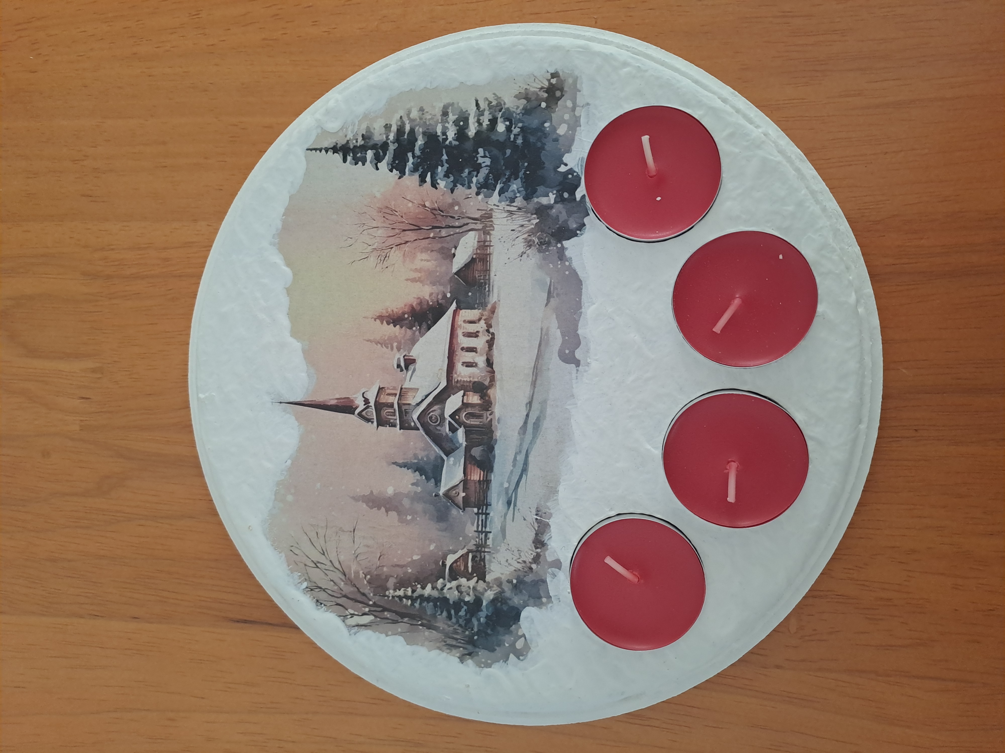 Svícen na 4 svíčky - kulatý s kostelíčkem 