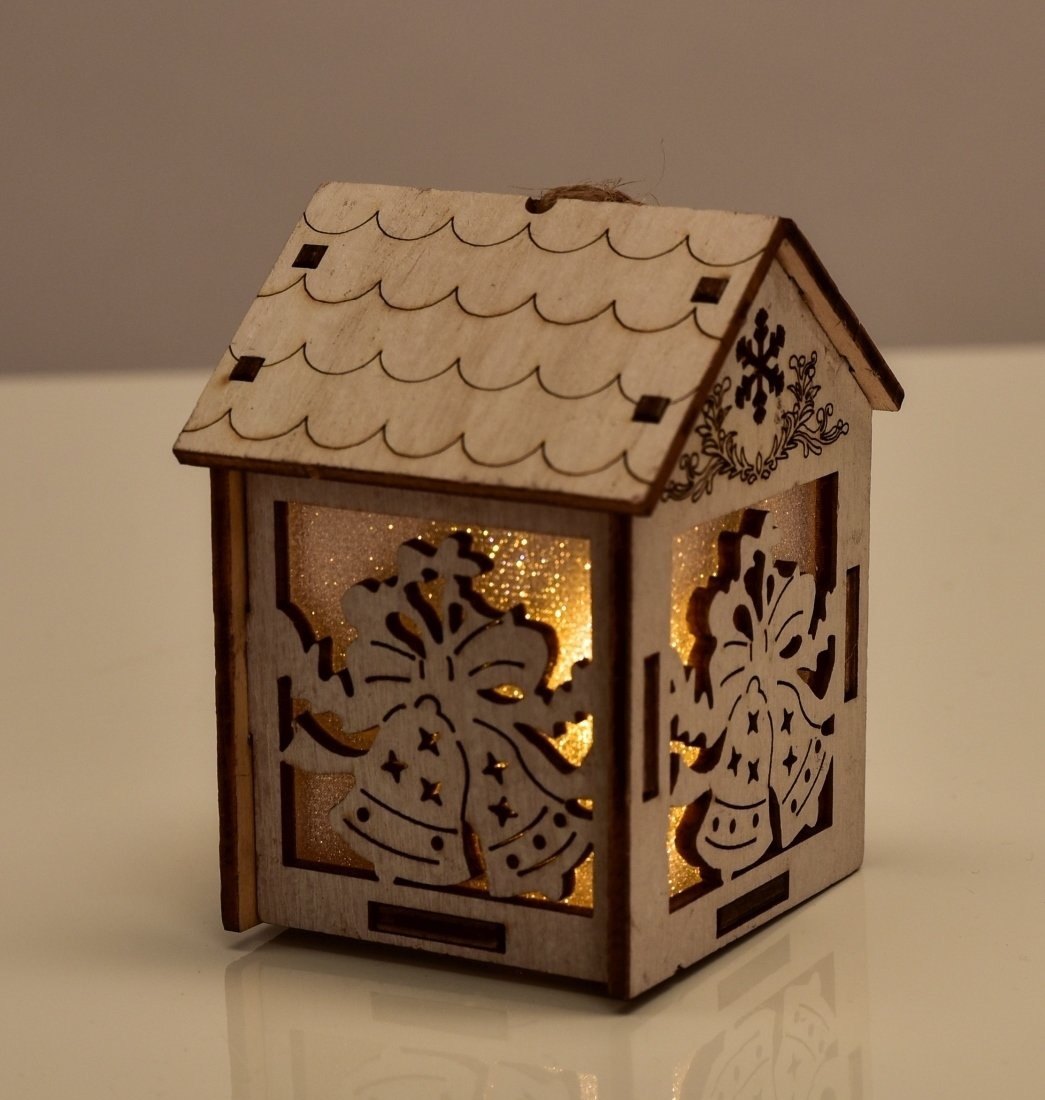 Dřevěný domek, s motivy zvonků, LED osvětlení