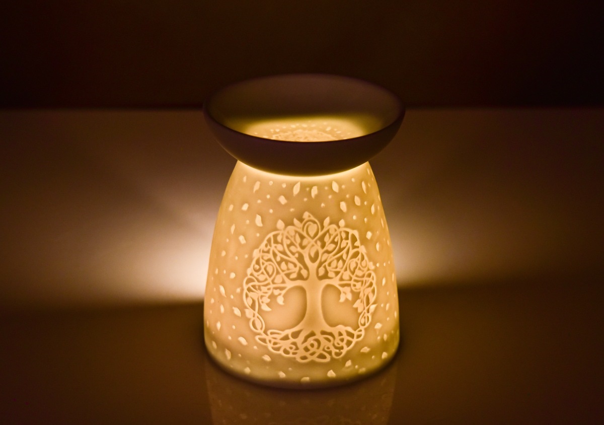 Aromalampa - keramická s embosovaným vzorem, matná bílá, STROM ŽIVOTA 