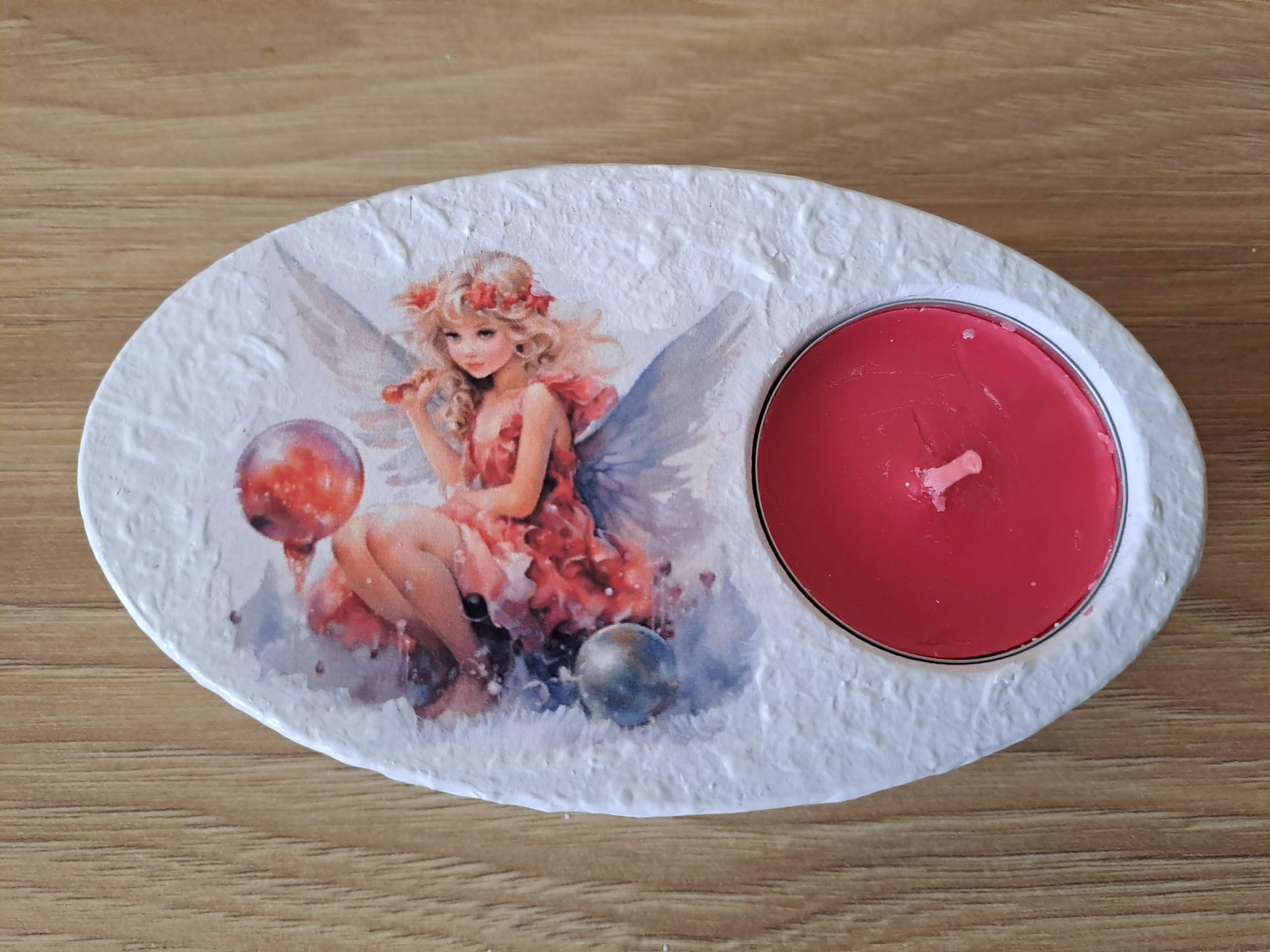 Svícen  na čajovou svíčku - motiv andílka s červeným balonkem