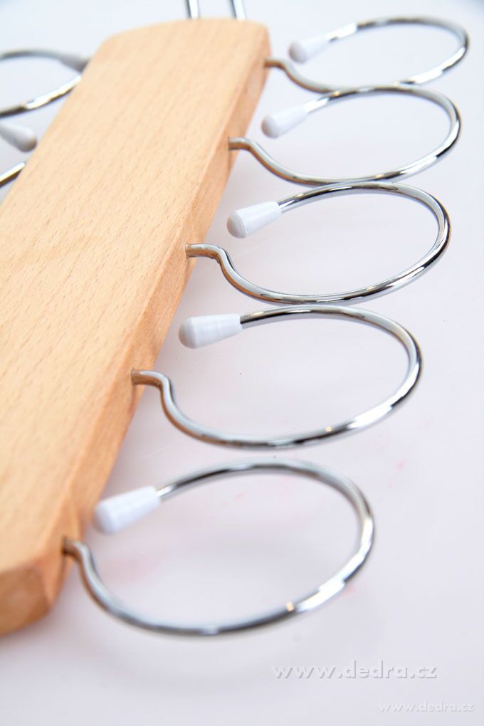 Šátkovník pro přehledné zavěšení šátků a šál