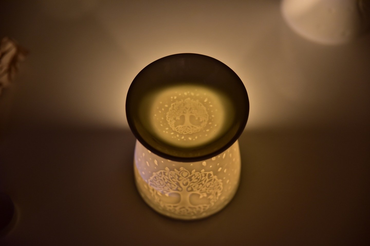 Aromalampa - keramická s embosovaným vzorem, matná bílá, STROM ŽIVOTA 